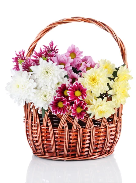 白で隔離される枝編み細工品バスケットの美しい菊の花束 — ストック写真