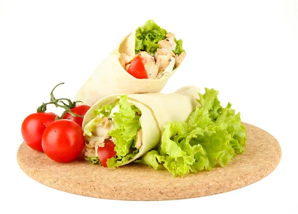 Kebab - grillat kött och grönsaker, trä ombord, isolerad på vit — Stockfoto