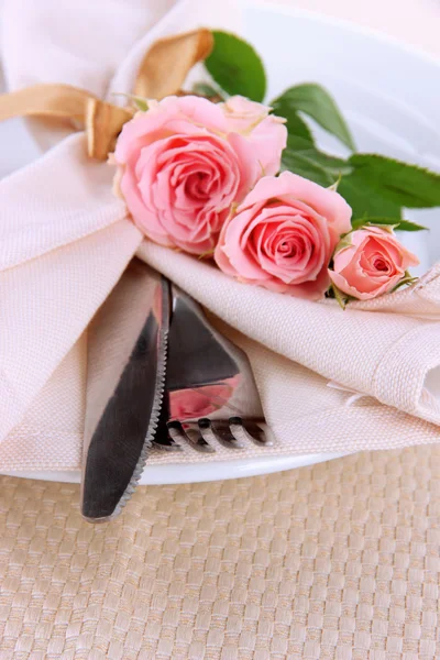 Served plate with napkin and rose close-up — Stock Photo, Image