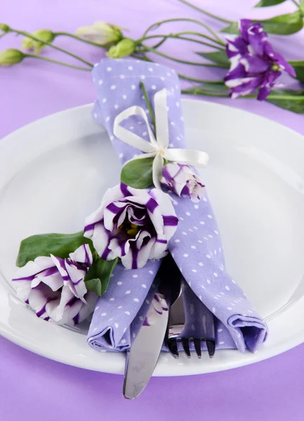 Assiette servie avec serviette et fleurs close-up — Photo