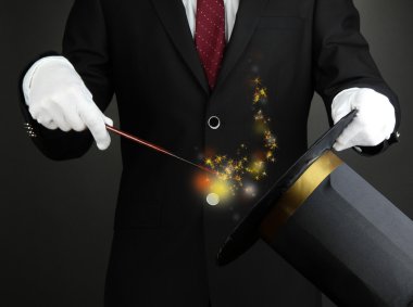 Sihirbaz performans koyu arka plan üzerinde