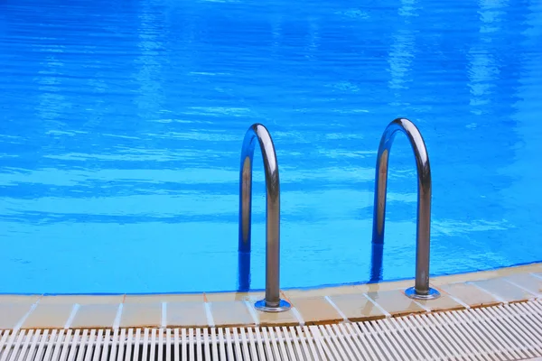 Hotel swimming pool with sunny reflections — Stock Photo, Image