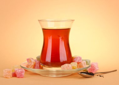 Türk çayı ve rahat lokum, bej renkli arka plan üzerinde bardak