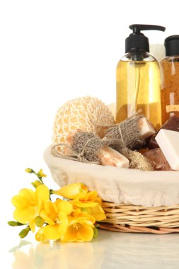 Kozmetik Şişeler ve üzerinde beyaz izole sabun sepeti,