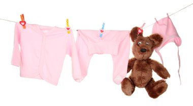 Bebek giysileri üzerinde beyaz izole clothesline üzerinde asılı