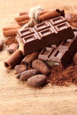 çikolatalı tatlılar, kakao ve ahşap zemin üzerine baharat bileşimi
