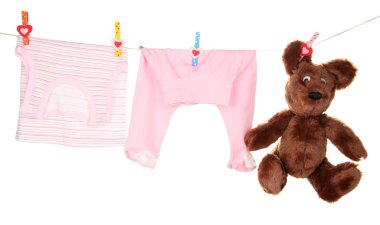 Bebek giysileri üzerinde beyaz izole clothesline üzerinde asılı