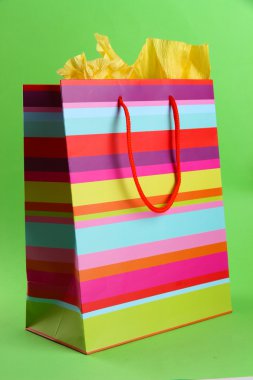 yeşil zemin üzerine dizili alışveriş çantası