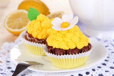 Yemek Masası yakın çekim üzerinde güzel limon cupcakes