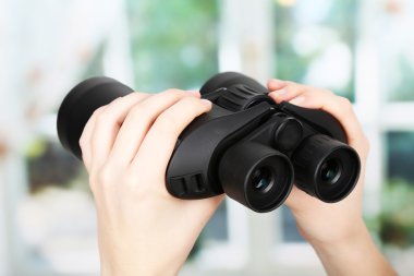 ellerinde pencere arka plan üzerinde siyah modern dürbün