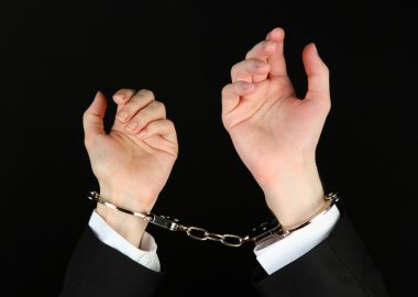 erkek ve kadın el ve siyah arka plan üzerine izole kırma kelepçe