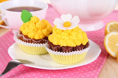 Yemek Masası yakın çekim üzerinde güzel limon cupcakes