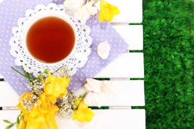 çay ve hatmi ahşap piknik masa yakın çekim üzerinde Kupası ile güzel kompozisyon