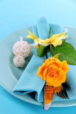 servis tabağı ile peçete ve çiçekler yakın çekim