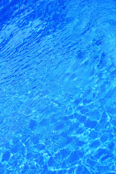 햇빛 이 잘 드는 호텔 수영장 — 스톡 사진