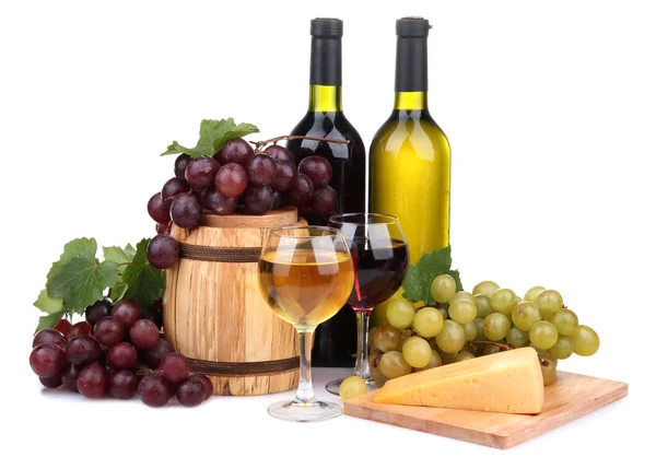 Fass, Flaschen und Gläser mit Wein, Käse und Trauben, isoliert auf weiß — Stockfoto