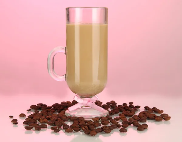 Kalter Kaffee mit Eis im Glas auf rosa Hintergrund — Stockfoto
