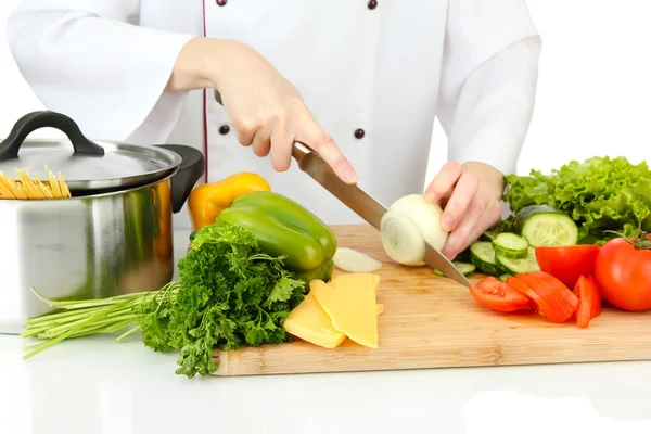 Las manos femeninas cortan verduras, aisladas en blanco — Foto de Stock