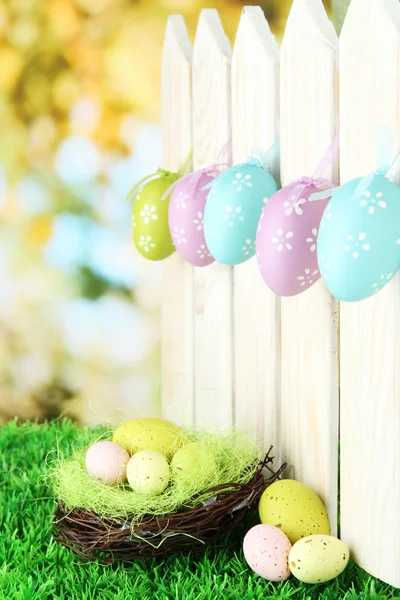 Konst påsk bakgrund med ägg hängande på staket — Stockfoto