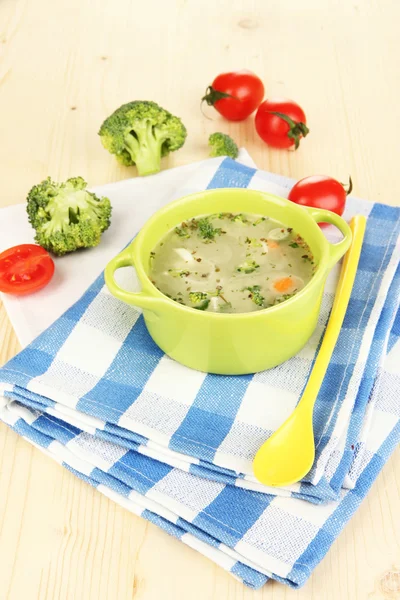 Sopa de dieta com verduras na panela na mesa de madeira close-up — Fotografia de Stock