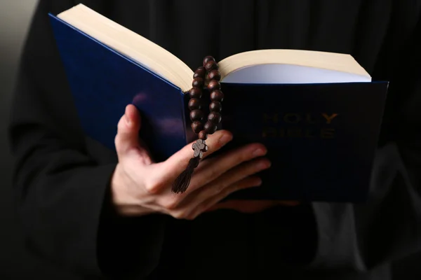 Sacerdote lendo da Bíblia Sagrada, de perto — Fotografia de Stock