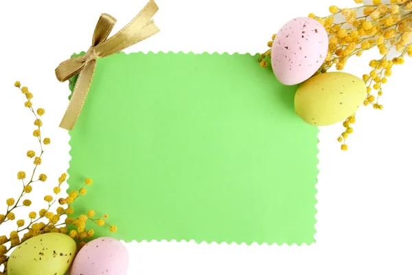 Carte vide avec œufs de Pâques et fleurs de mimosa, isolée sur blanc — Photo