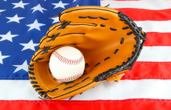 Honkbal handschoen en bal op Amerikaanse vlag achtergrond — Stockfoto