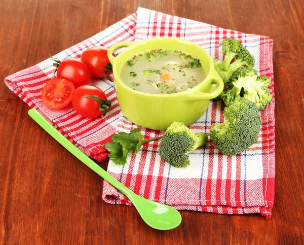 Diätsuppe mit Gemüse in Pfanne auf Holztisch in Großaufnahme — Stockfoto