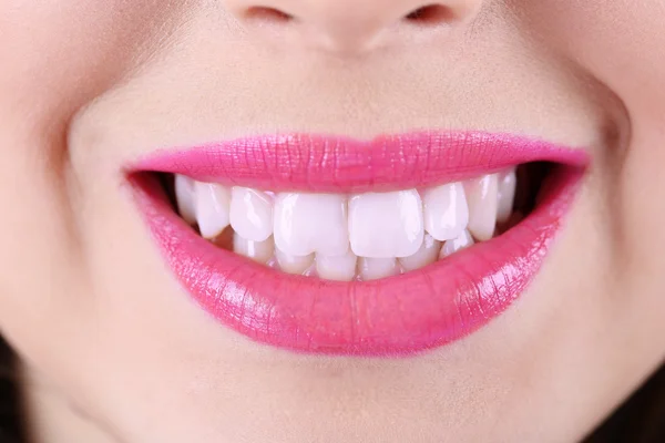 Mulher sorrindo, close up — Fotografia de Stock