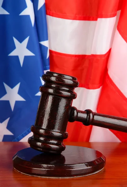 Richtergabel auf Hintergrund amerikanischer Flagge — Stockfoto
