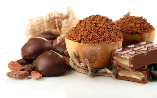 チョコレート菓子、ココア、スパイス、白で隔離されるの組成 — ストック写真