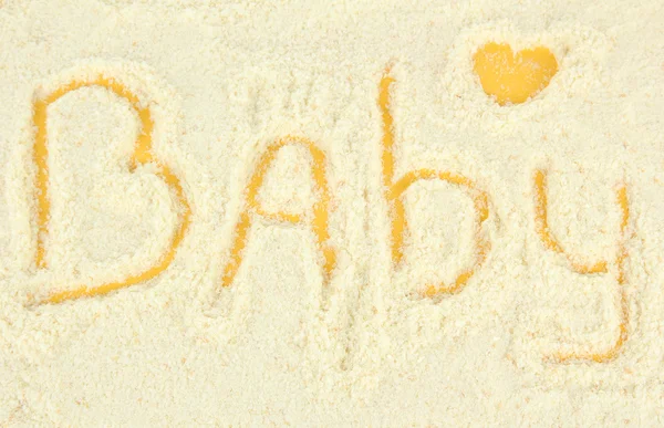 Ordet baby att göra med mjölkpulver på gul bakgrund — Stockfoto