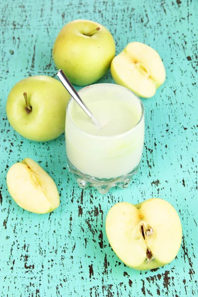 Lahodný jogurt ve skle s apple na dřevěný stůl detail — Stock fotografie