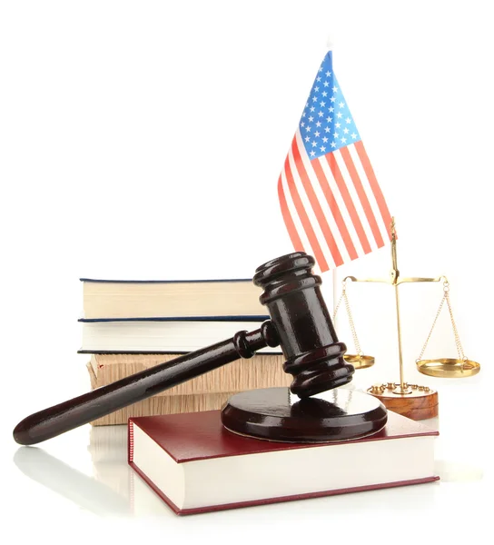 Martelo de madeira, escamas douradas de justiça, livros e bandeira americana isolados em branco — Fotografia de Stock