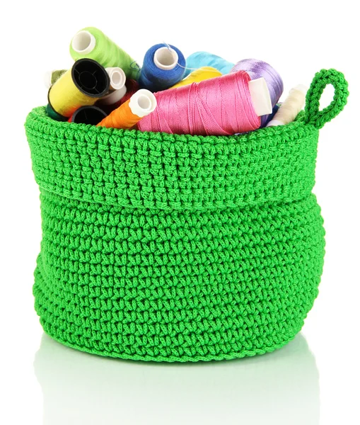Kolorowe przędzy na drutach w zielony koszyk na białym tle — Zdjęcie stockowe