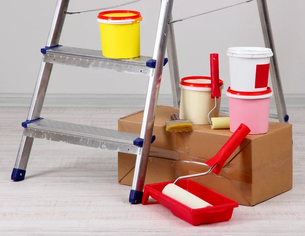 Metal ladder and paint in room — Stock Photo, Image