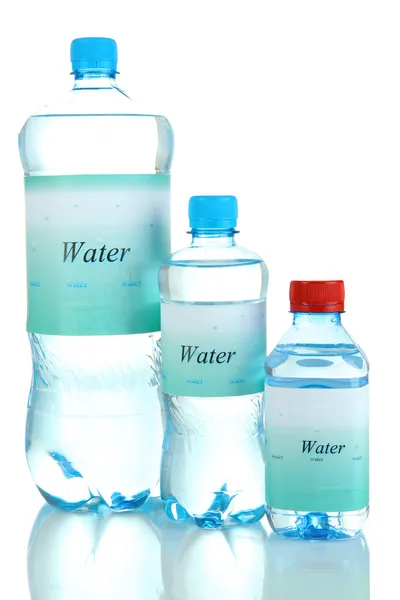 Différentes bouteilles d'eau avec étiquette isolée sur blanc — Photo