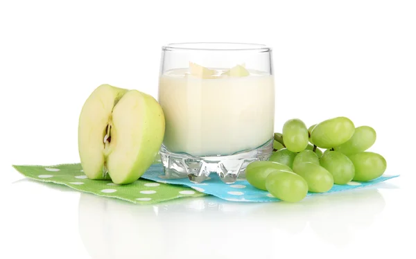 Delizioso yogurt in vetro con frutta isolata su bianco — Foto Stock