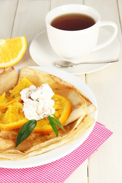 Pancakes con arancia sul tavolo di legno — Foto Stock