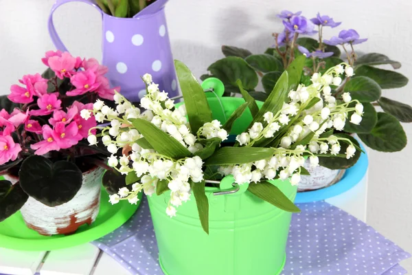 Elementos decorativos e flores na mesa — Fotografia de Stock