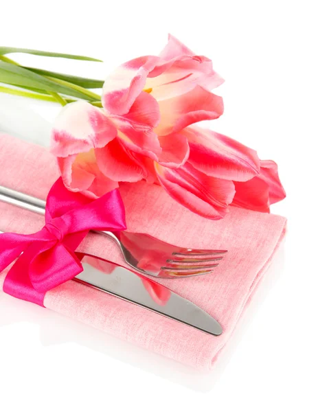 Cenário festivo de mesa de jantar com tulipas isoladas em branco — Fotografia de Stock