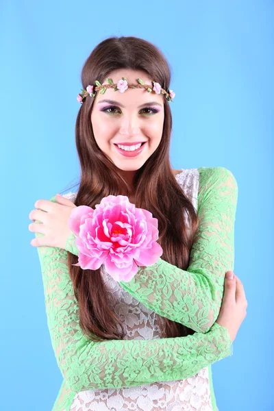 Retrato bela mulher primavera, no fundo azul — Fotografia de Stock