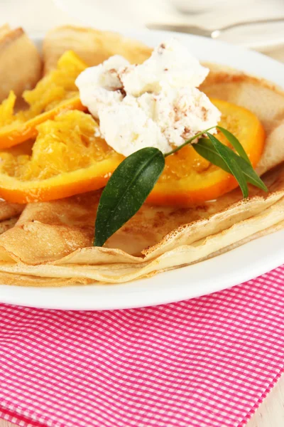 Panqueques con naranja en la servilleta de cerca —  Fotos de Stock