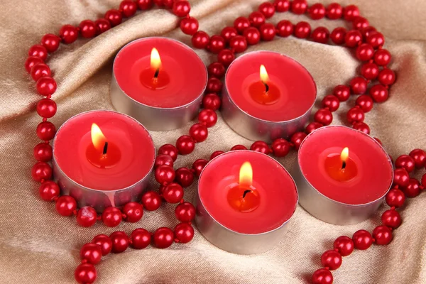 Velas em tecido dourado close-up — Fotografia de Stock