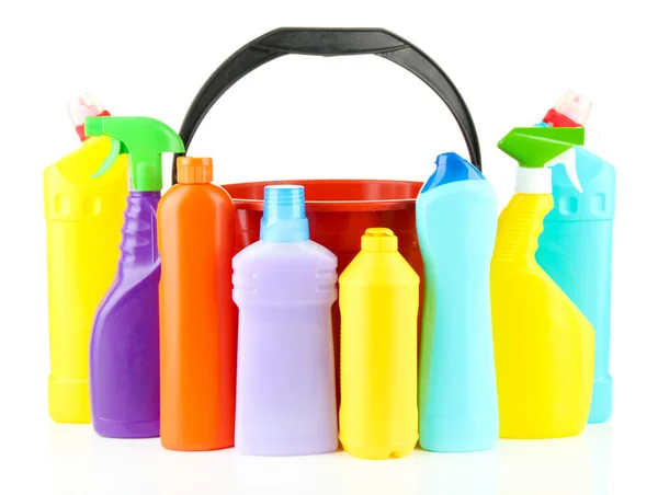 Bottiglie colorate di plastica detergente con secchio, isolate su bianco — Foto Stock