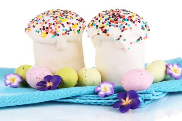 Pastel de Pascua con glaseado de azúcar y huevos aislados en blanco — Foto de Stock