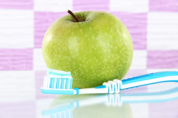 Mela con uno spazzolino da denti sullo scaffale in bagno — Foto Stock