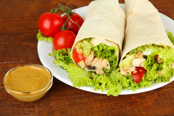 Kebab - grilled meat and vegetables, on plate, on wooden background — Stock Photo, Image