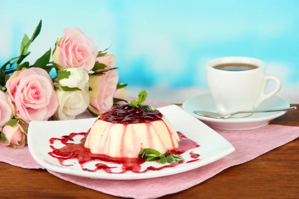 Panna Cotta com molho de framboesa, sobre fundo brilhante — Fotografia de Stock