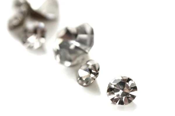 Schöne glänzende Kristalle (Diamanten), isoliert auf weiß — Stockfoto